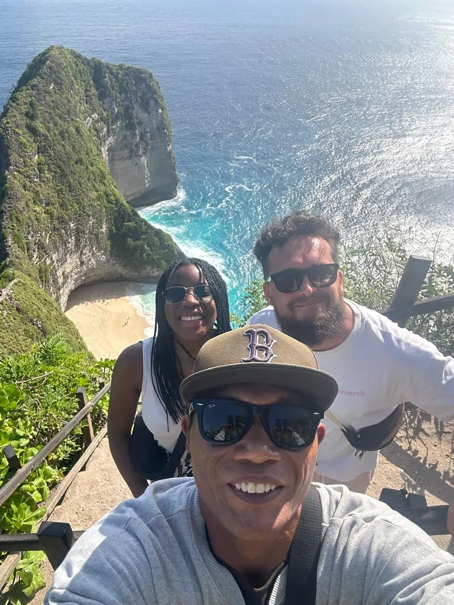 Gede with two guests at the Kelingking Beach viewpoint